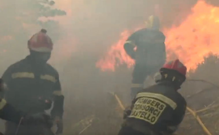 Un vídeo muestra la cercanía con el fuego y la peligrosidad del trabajo de los bomberos en el incendio de Bejís