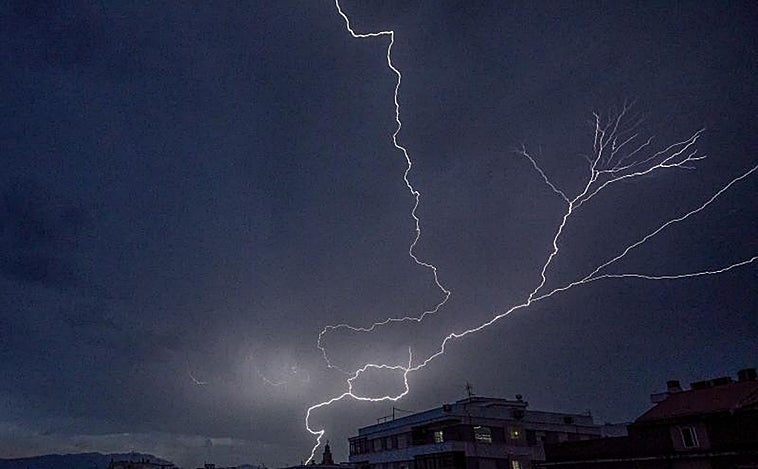 La lluvia ayuda a frenar el incendio en Vall d'Ebo y regresan a sus casas los 1.500 evacuados