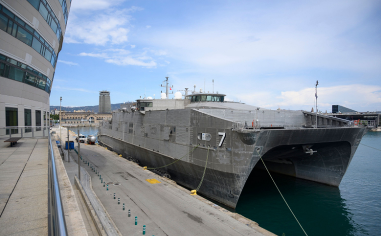 Así es el 'supercatamarán' de la armada de los EE.UU atracado en Barcelona