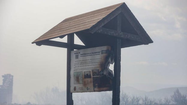 Humo y destrucción causada por el fuego en Alcublas