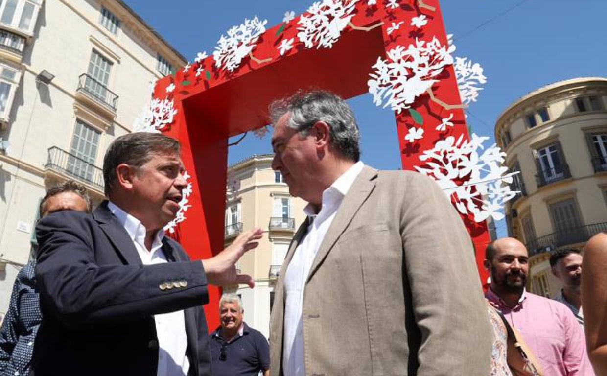 Juan Espadas con el ministro Luis Planas, el pasado martes en la Feria de Málaga