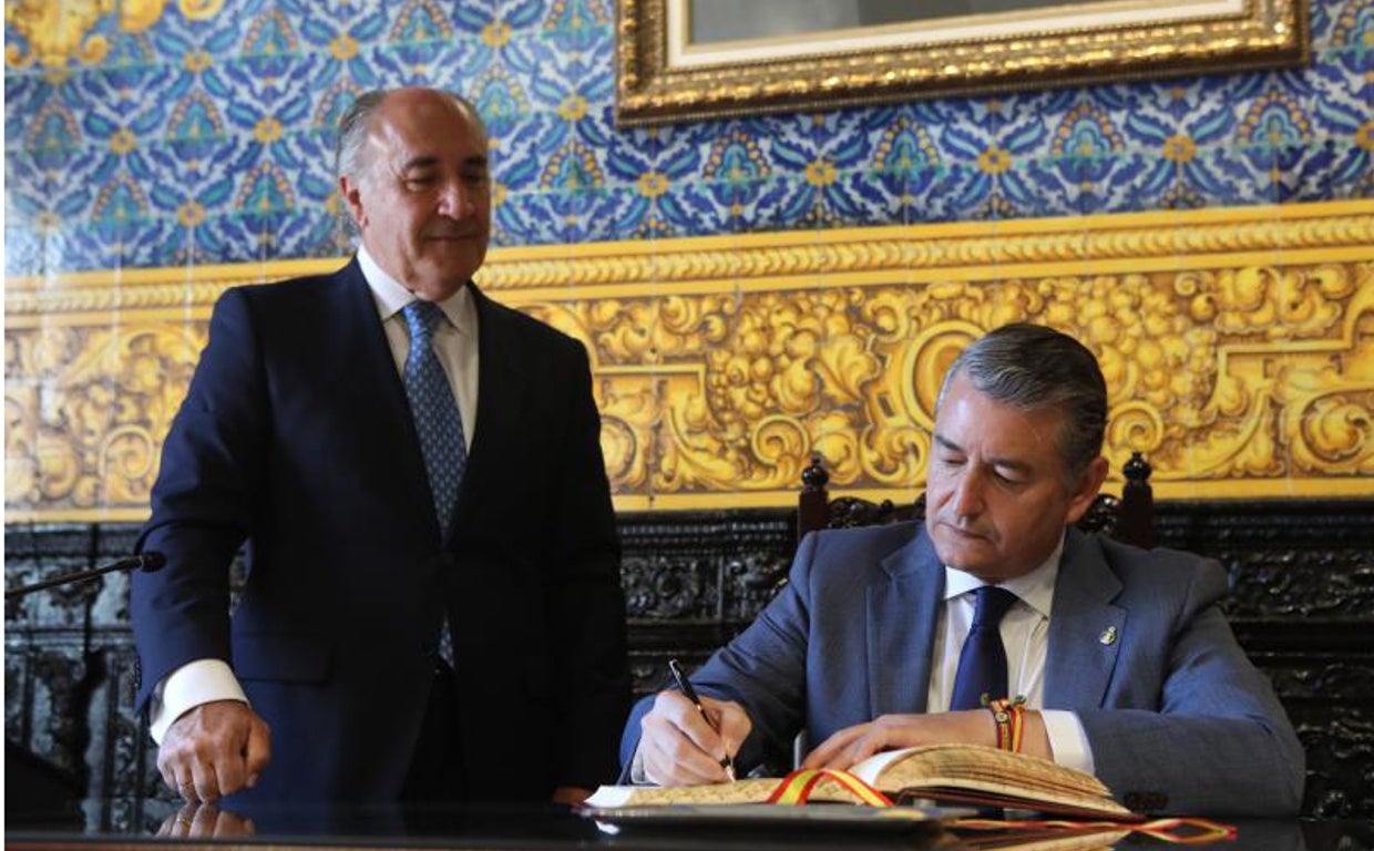 Antonio Sanz a la derecha junto al alcalde de Algeciras, José Ignacio Landaluce durante visita el Ayuntamiento de Algeciras este jueves 18 de agosto