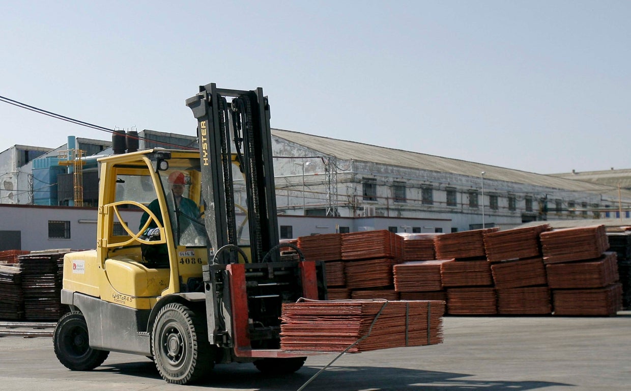 Un trabajador desplaza planchas de cobre en las instalaciones de Cunext