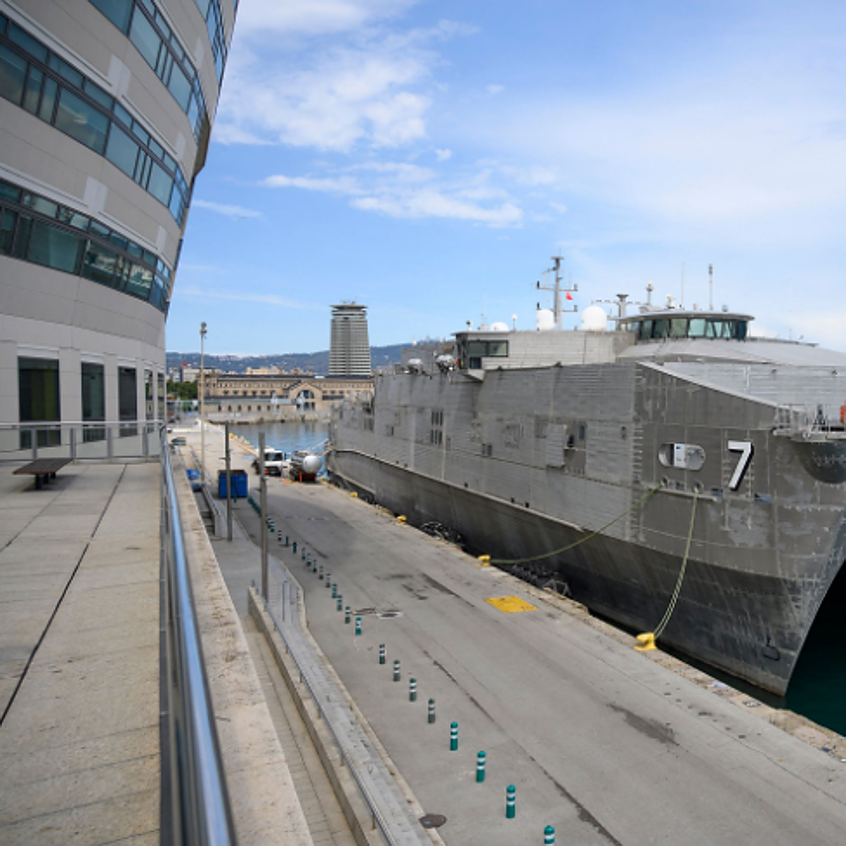 Así es el 'supercatamarán' de la armada de los EE.UU atracado en Barcelona