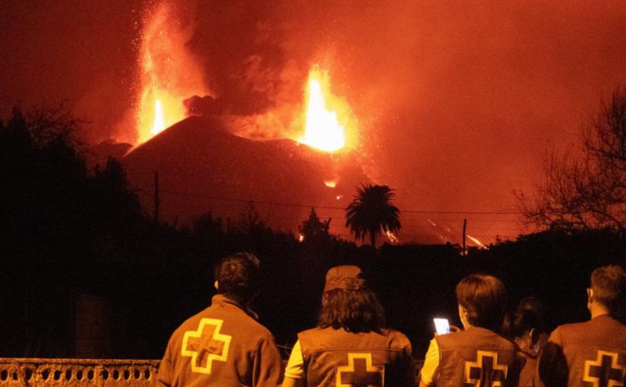 Personal de Cruz Roja observa el cono del volcán desde El Paso