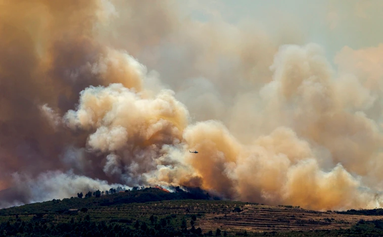 Incendio Bejís: los bomberos consiguen frenar el avance del fuego hacia la Sierra Calderona