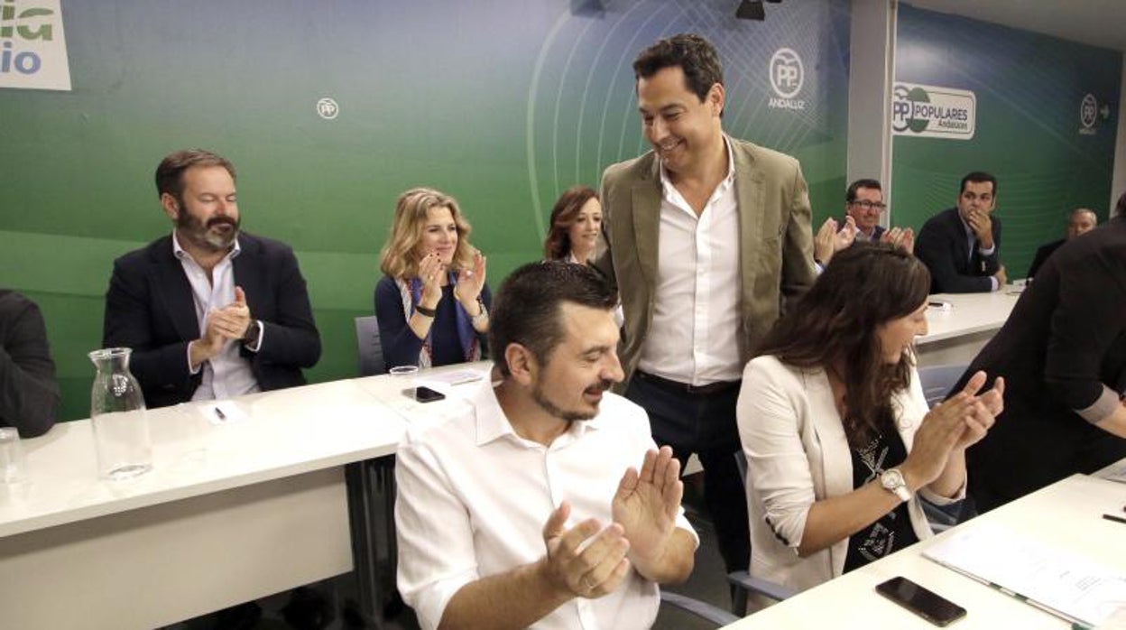 Juanma Moreno prepara cambios en la dirección del PP andaluz con la mirada puesta en las municipales