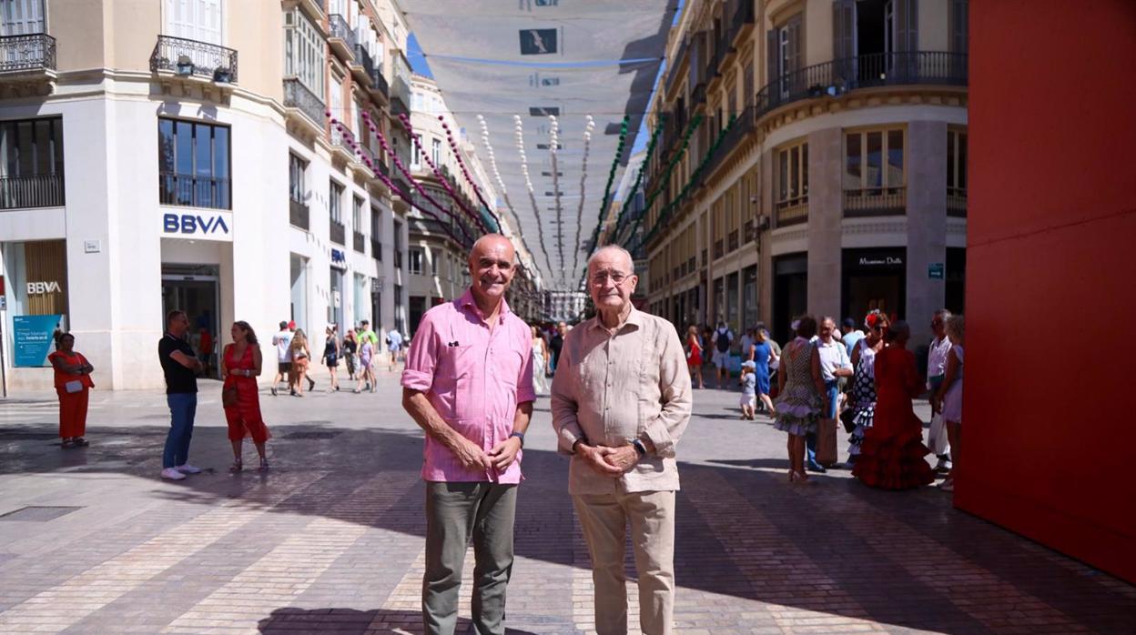 El alcalde de Málaga matiza al de Sevilla con la tasa turística tras su encuentro en la calle Larios durante la Feria