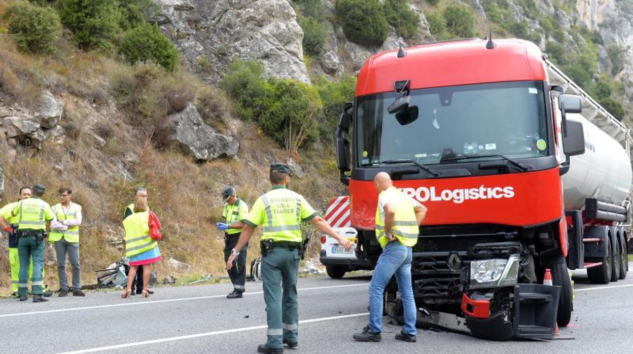 Fallece un camionero en Almería al ser embestido por otro camión y caer 30 metros al vacío