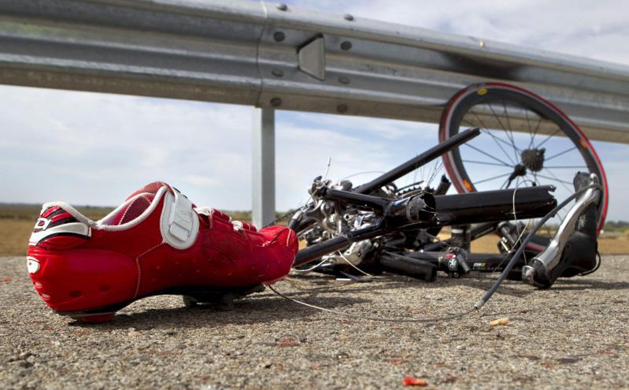 Restos del accidente en el que se vio implicado un grupo de ciclistas, en una imagen de archivo