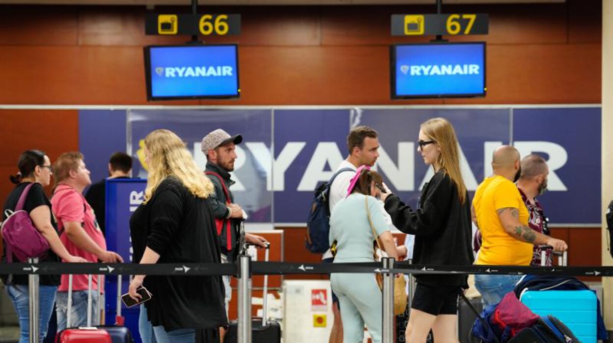 Los aeropuertos de Sevilla y Málaga registran seis retrasos a primera hora por la huelga de  Ryanair