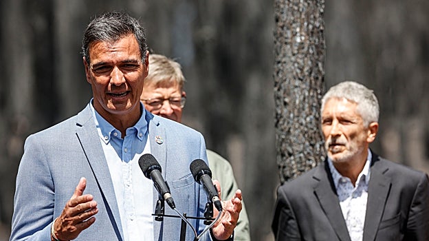 Imagen del presidente del Gobierno, Pedro Sánchez, este lunes en una zona afectada por el incendio de Bejís (Castellón)