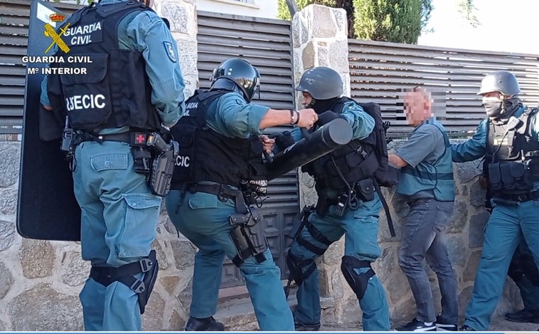 La Guardia Civil detiene al presunto autor de un atraco en un banco en Torrejón del Rey