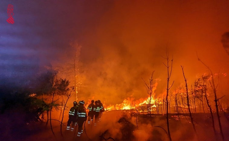 Los últimos incendios en la Comunidad Valenciana destapan el «agotamiento» de los bomberos forestales trabajando en días de descanso