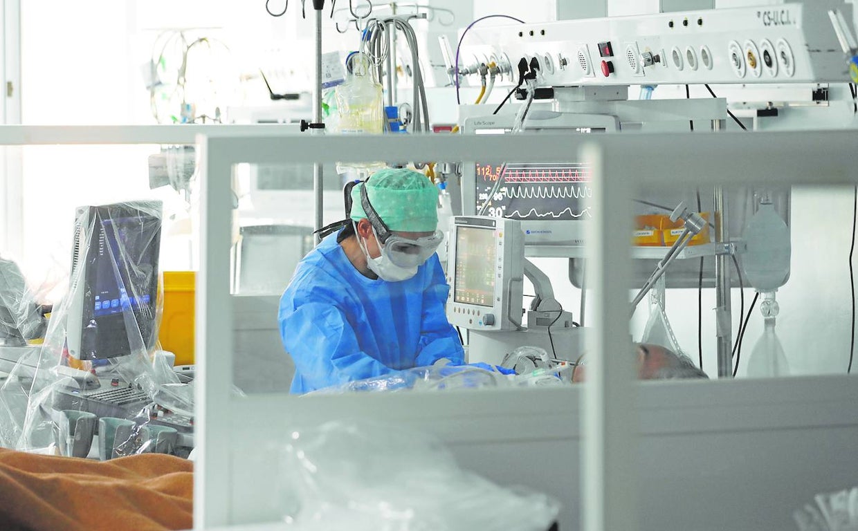 Un profesional sanitario atiende a un paciente con Covid en un hospital de Córdoba