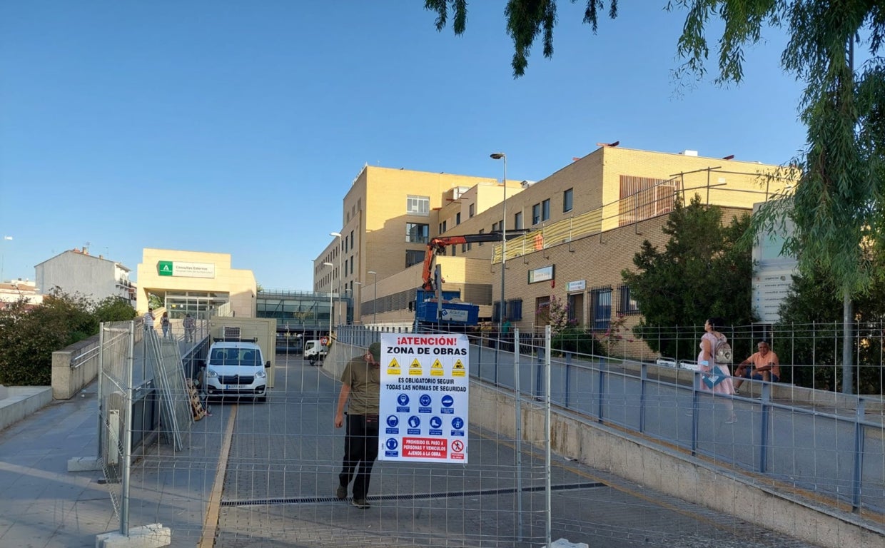 Vallas en el acceso al recinto sanitario del Norte de la provincia