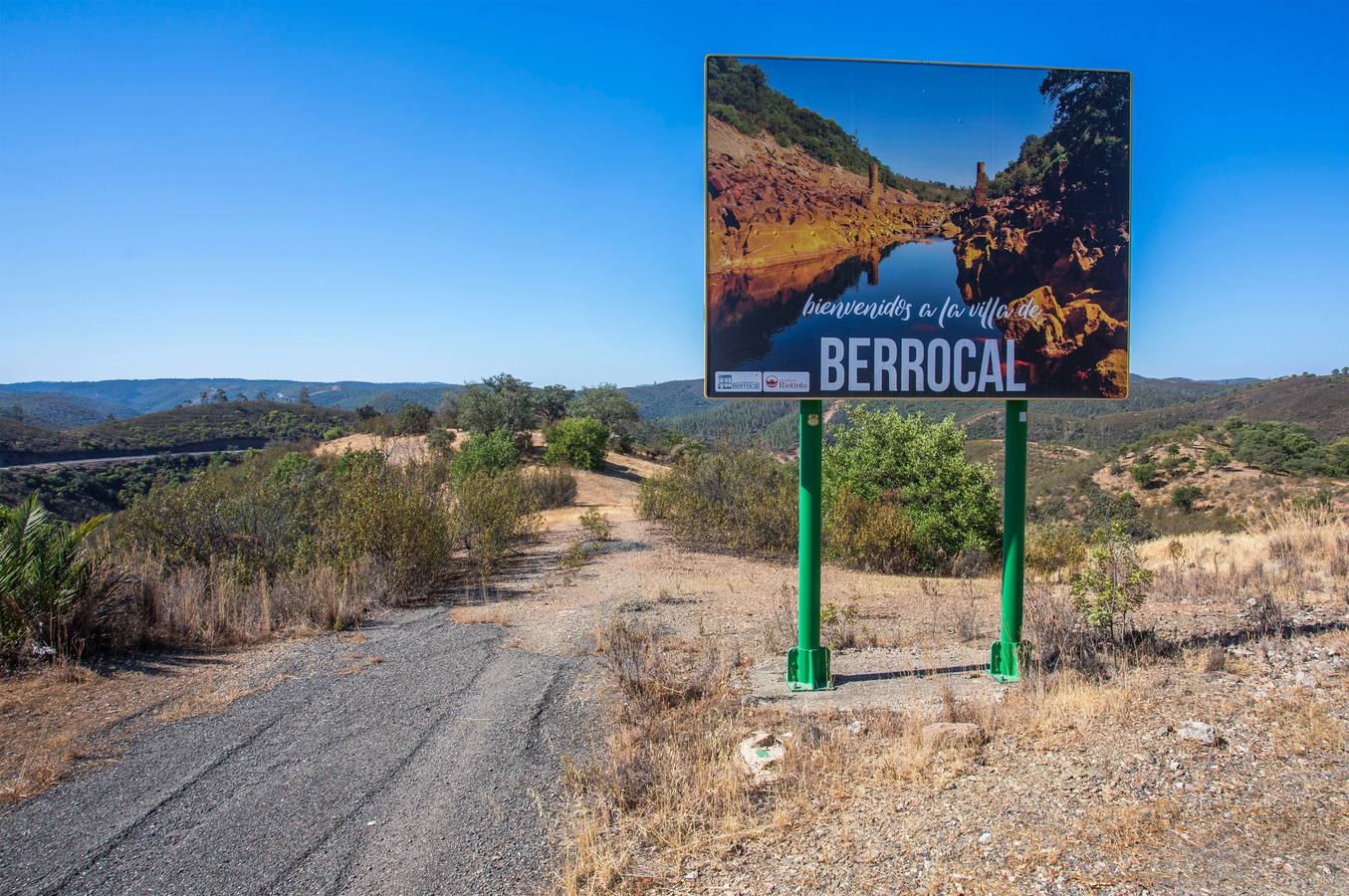 Reportaje gráfico sobre la situación de la población onubense de Berrocal transcurridos 18 años desde que sufriera un devastador incendio que afectó a su principal sustento económico