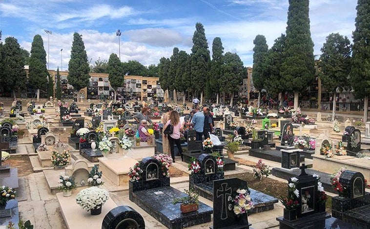 Investigan la apertura de dos nichos en un cementerio valenciano para despedirse de un fallecido