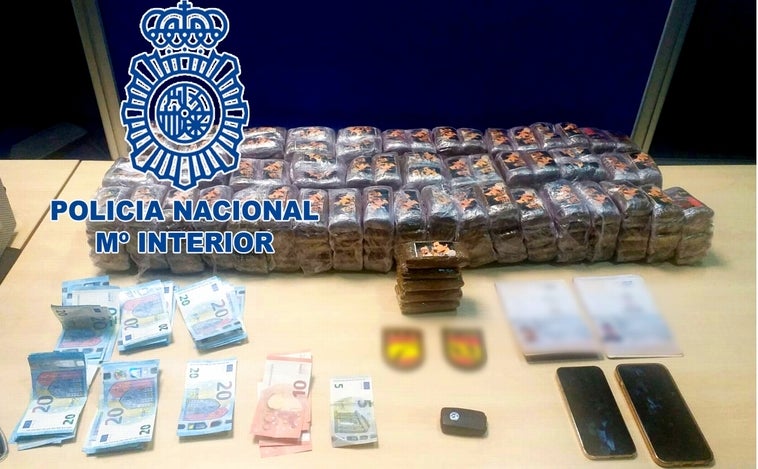 Sorprenden a dos hombres con 30 kilos de hachís en el maletero al huir de la Policía sin motivo en la calle