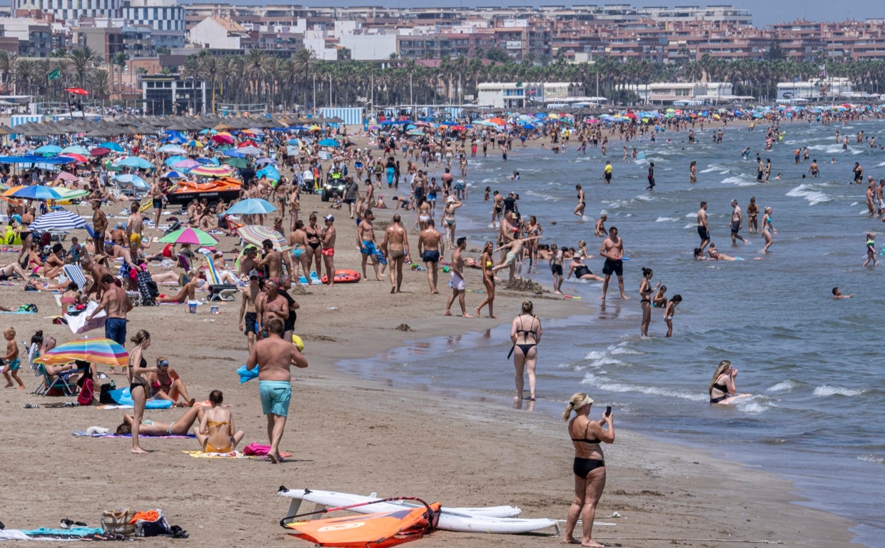 Imagen de archivo de bañistas en una playa de Valencia