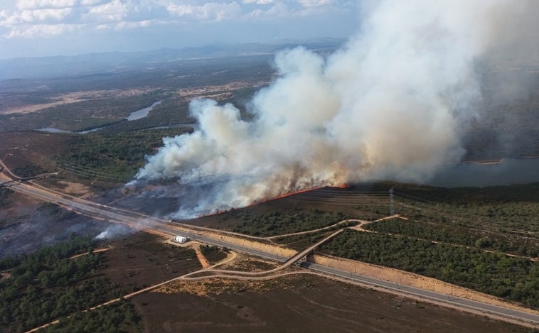 Otro incendio en la Sierra de la Culebra corta durante unas horas el AVE Madrid-Galicia