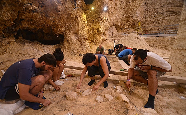 Imagen principal - La Generalitat ha aprovechado el hallazgo para declarar el yacimiento de Capellades Bien Cultural de Interés Nacional 