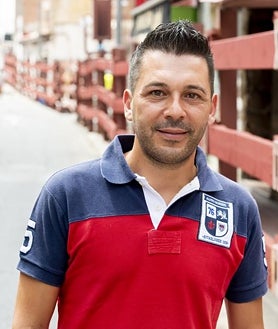 Imagen secundaria 2 - Fernando Ardura (arriba), corredor veterano. José Manuel Pereira (abajo, izquierda), jefe de pastores y taranqueras. Miguel Montero (abajo, derecha) director del encierro.