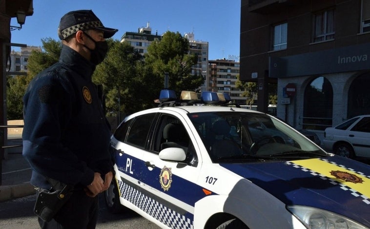 Detenido en El Altet tras saltarse un semáforo con la ITV caducada y droga escondida en el casco