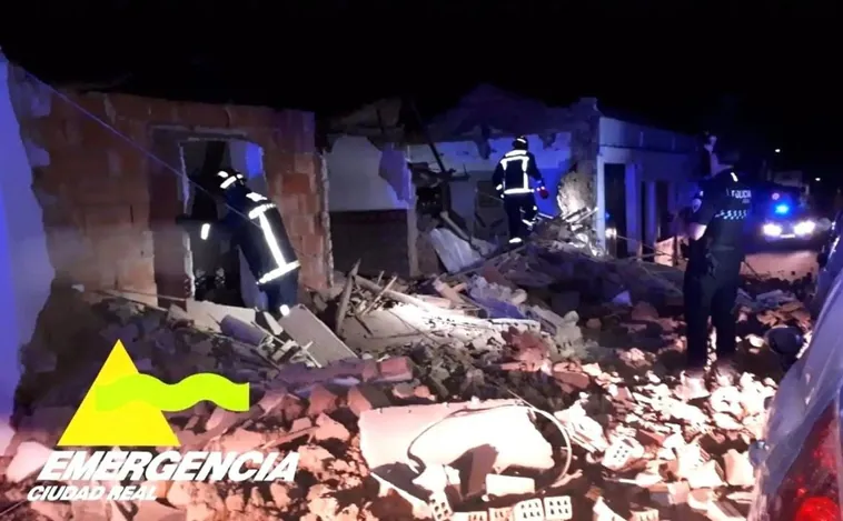 Se derrumba una casa deshabitada en  Puertollano provocando daños en cuatro vehículos