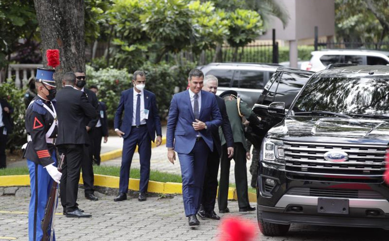 El presidente del Gobierno español, Pedro Sánchez, llega a la Casa Presidencial para reunirse con la presidenta de Honduras, Xiomara Castro