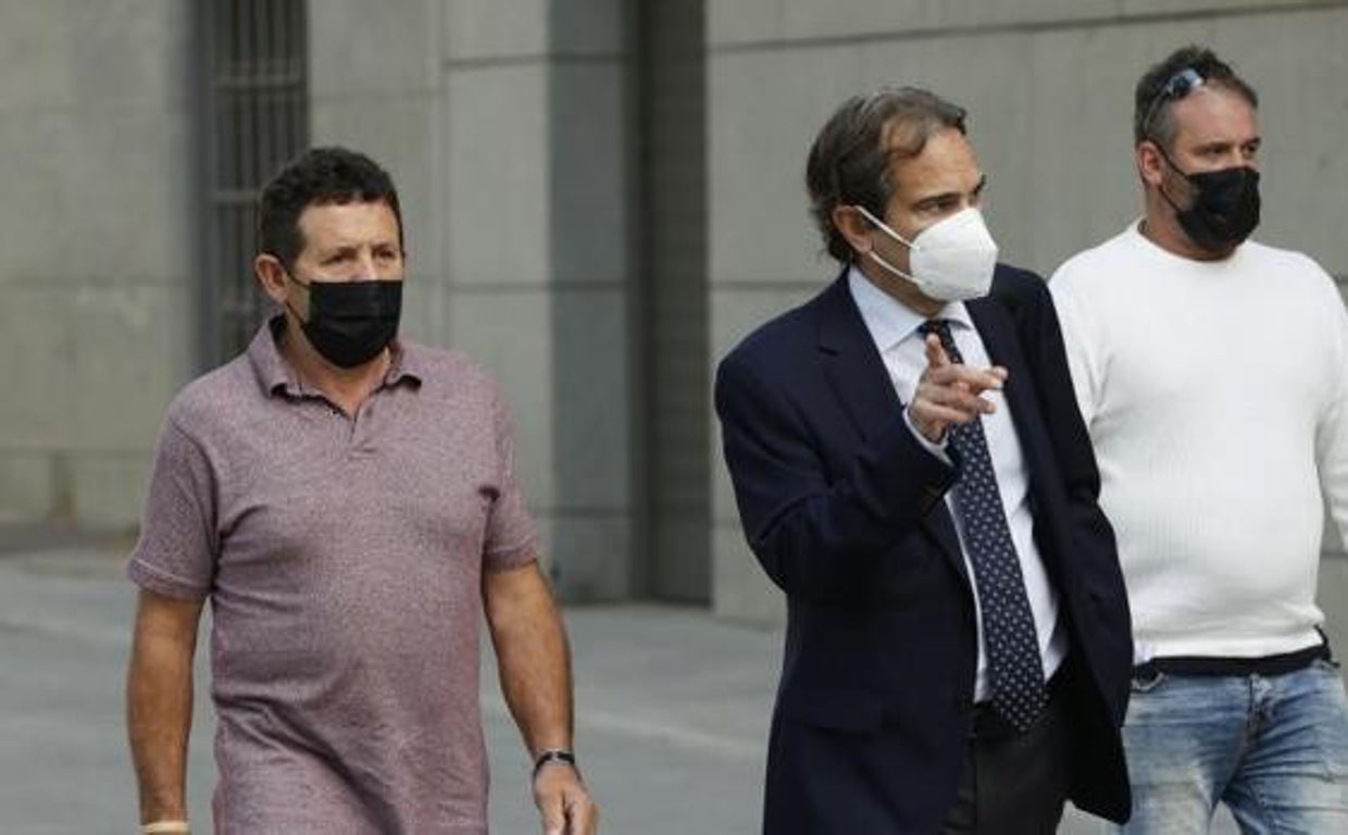 El patrón del barco, Juan Padín, junto a su abogado y su sobrino en la Audiencia Nacional