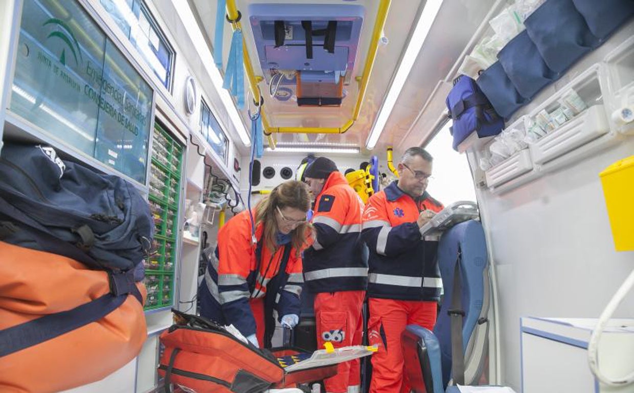 Una ambulancia del 061 en Córdoba, en una imagen de archivo