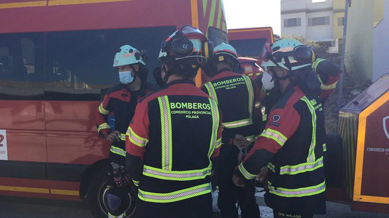 Los bomberos hallan a un hombre muerto tras extinguir un incendio en una vivienda en Málaga capital