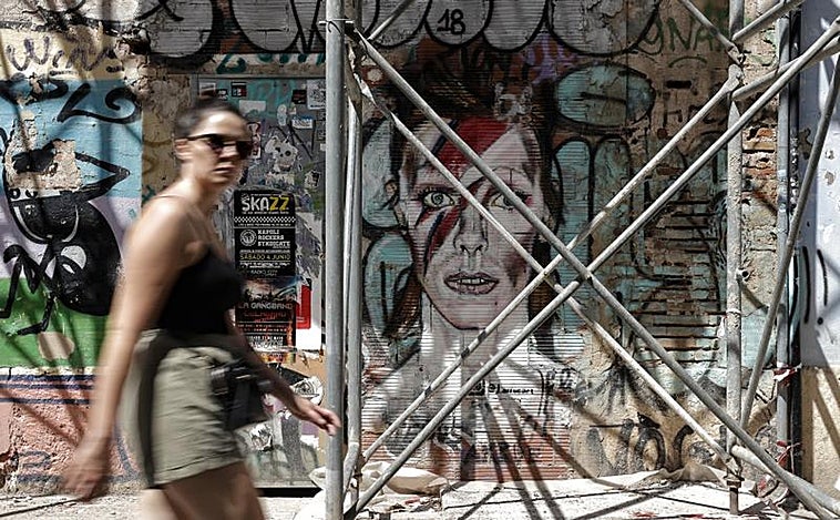 Jesús Arrúe, el artista del primer grafiti indultado en Valencia: «Me dio mucha suerte y le vendí el cuadro a Madonna»