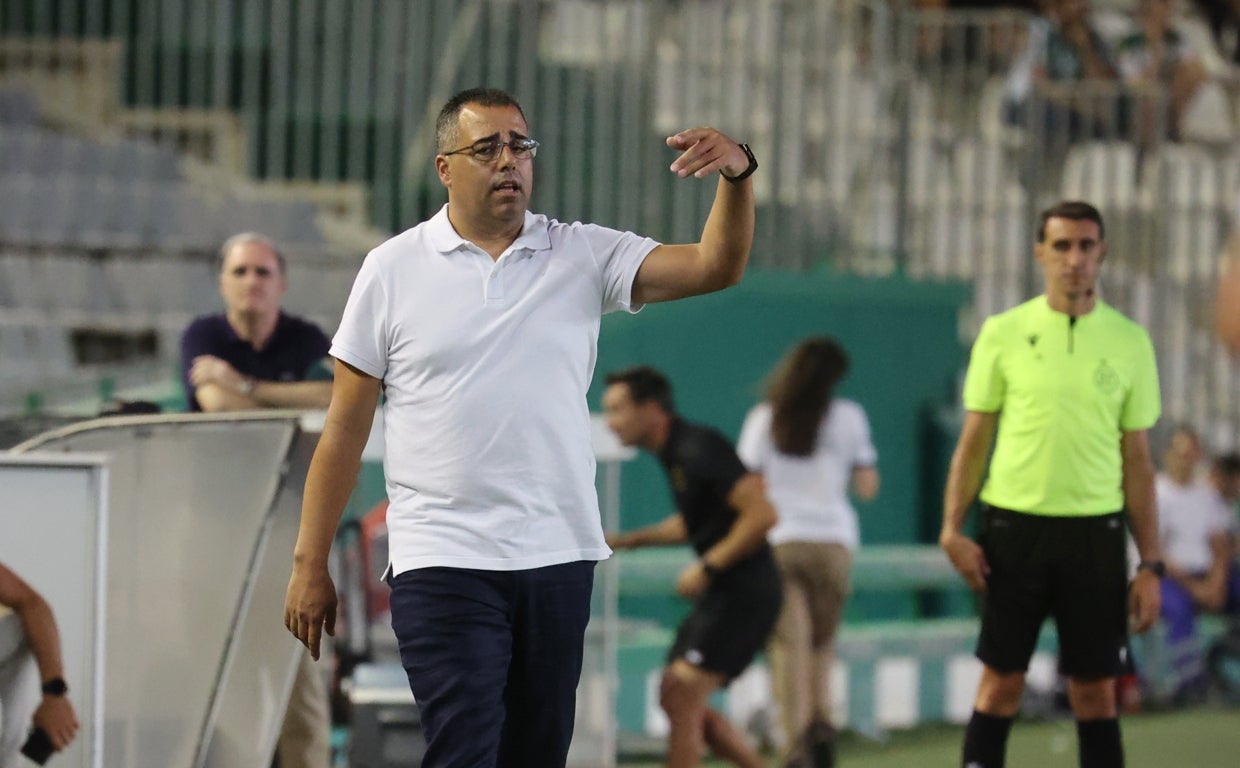 Germán Crespo en el banquillo de El Arcángel durante el partido ante Unionistas de Salamanca