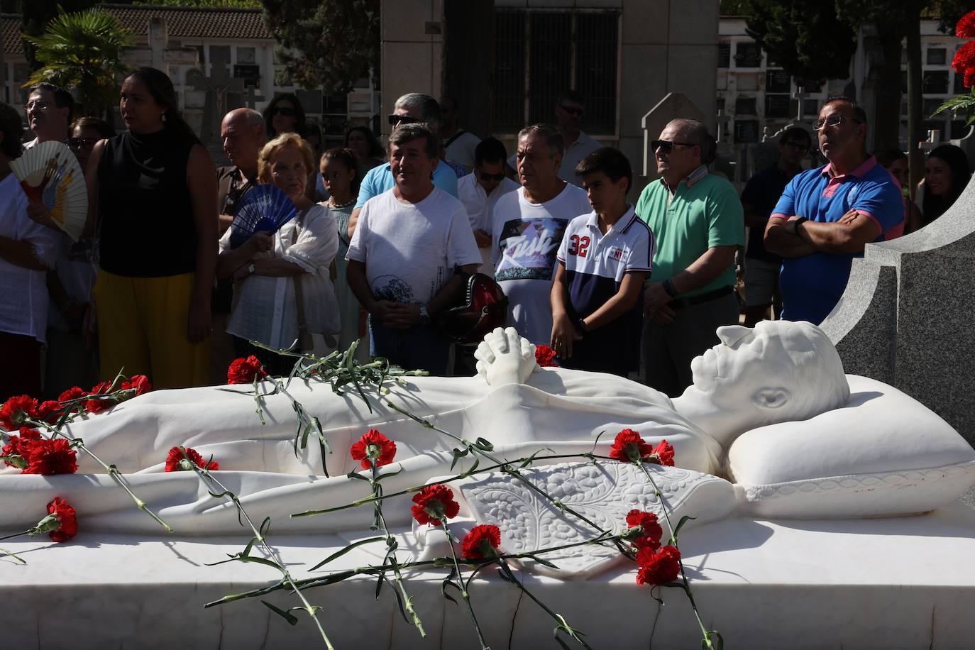 La ofrenda floral a Manolete en Córdoba, en imágenes