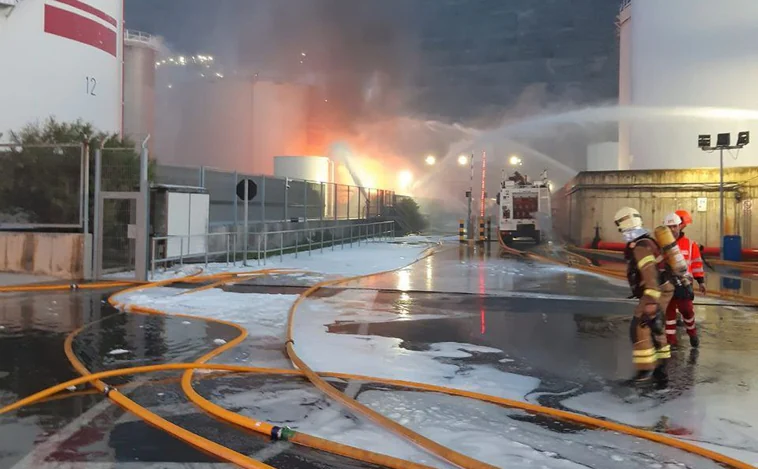 Los bomberos sofocan el incendio de un tanque de biodiesel en el puerto de Bilbao