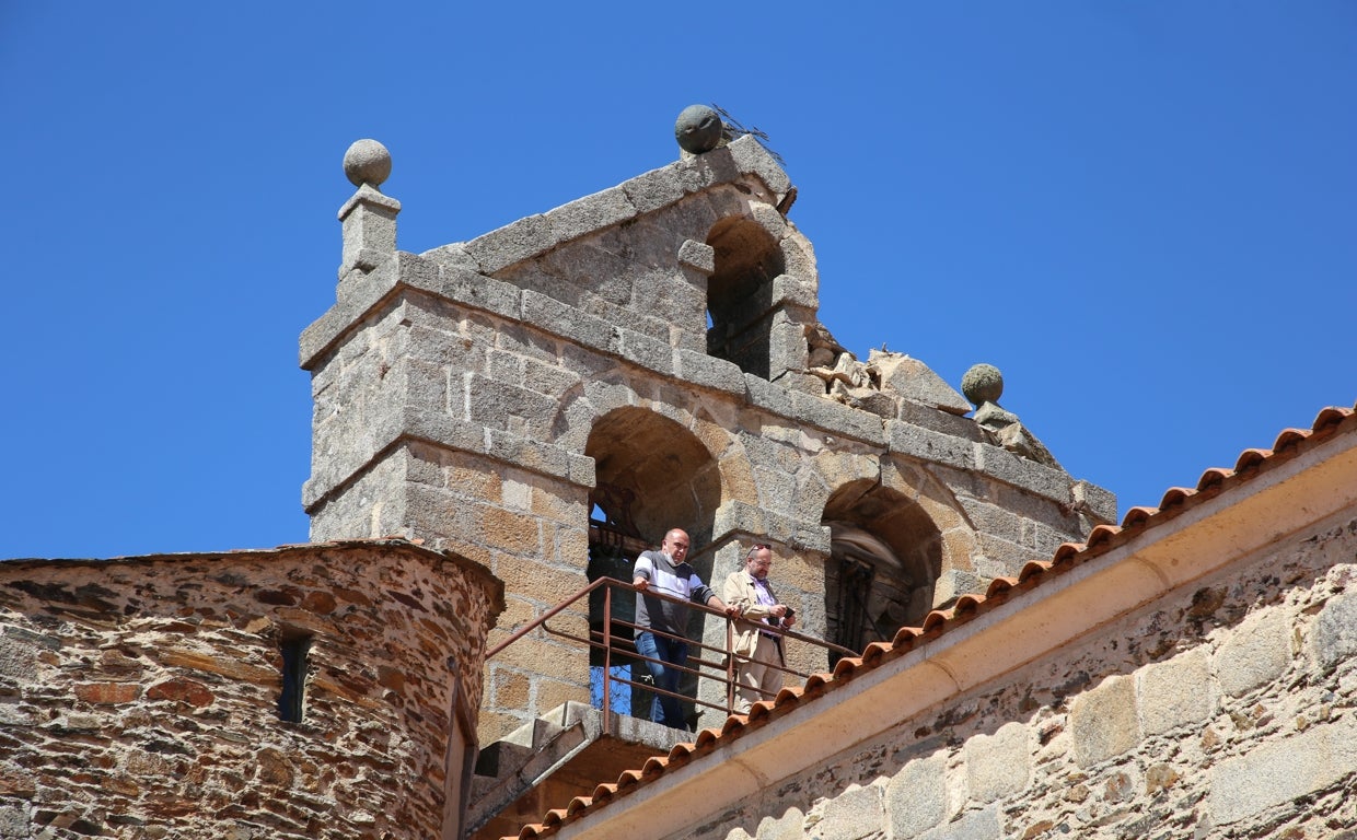 La espadaña dañada por un rayo en Alcañices (Zamora)