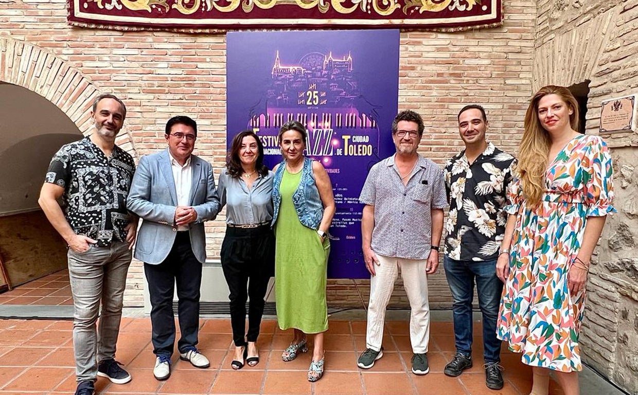 Tolón y García junto a la directora del festival y varios músicos de Toledo