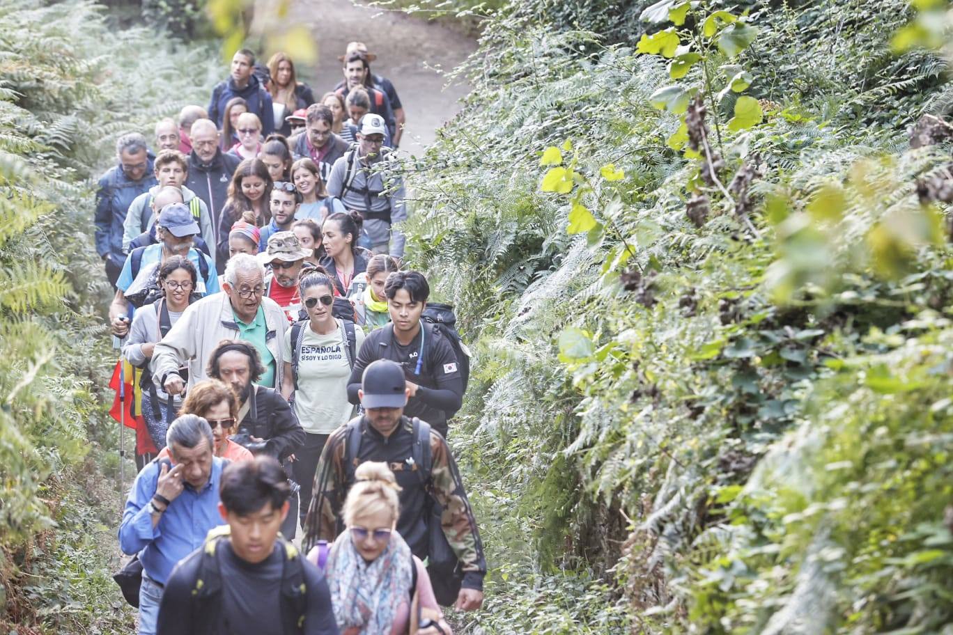 Además de simpatizantes, junto a Macarena Olona han viajado con ella a Galicia dos familiares, su madre y su tío, y dos amigos