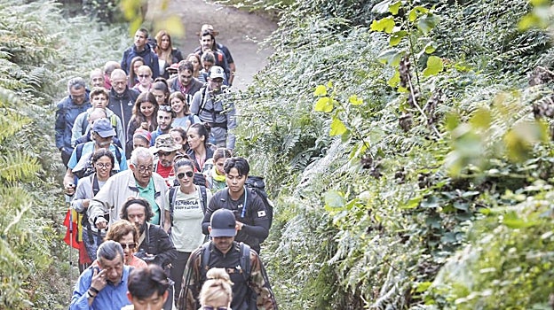 Macarena Olona junto a varias de las personas que la acompañan durante su peregrinaje