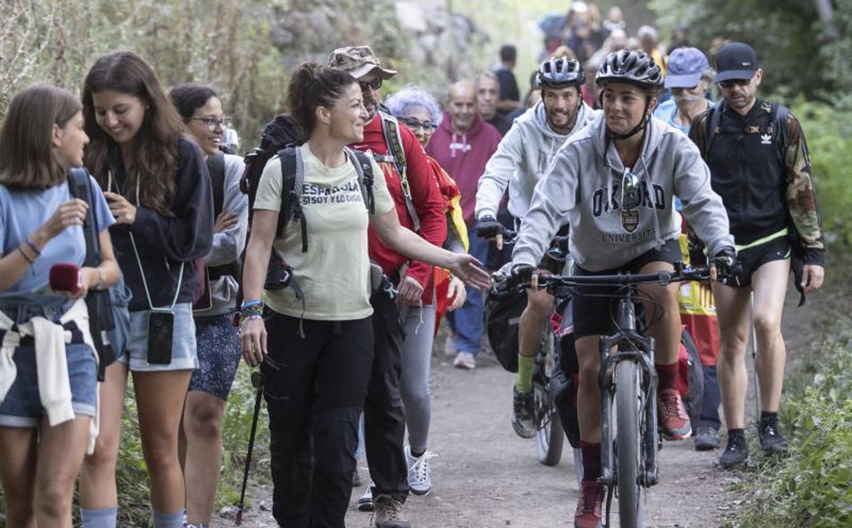 La exparlamentaria de Vox se encuentra con simpatizantes durante su recorrido