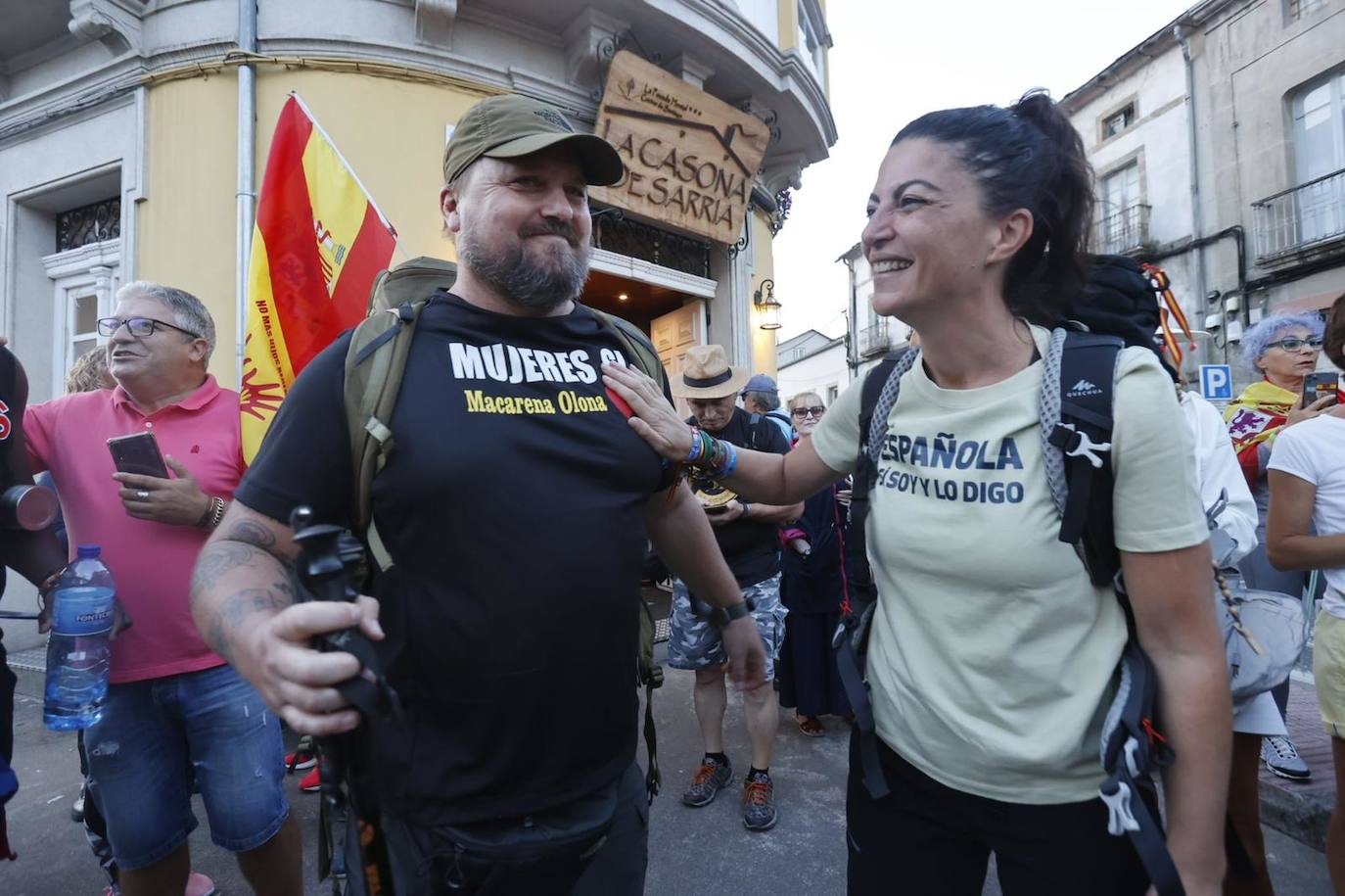 Vestida con una camiseta con el lema 'Española, si soy y lo digo', Olona ha asegurado a ABC que no hay trasfondo político en su peregrinaje. «Llevo una mochila de veinte kilos que me pesa como si fueran cien y en la que hay de todo, menos política», ha manifestado