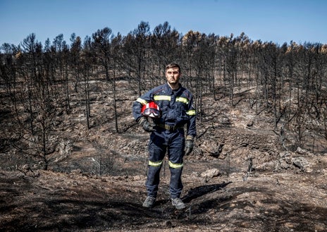 Imagen secundaria 1 - Arriba, José David inspecciona los restos del camión calcinado. Abajo, Andrés posa con el uniforme ante un paisaje desolador 