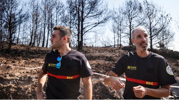 Andrés y José David cuentan su experiencia ante el paisaje negro que ha dejado el incendio de Bejís