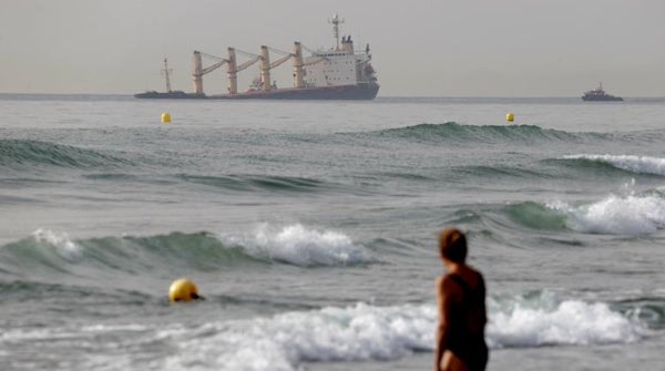 Vigilancia en torno al buque siniestrado en Gibraltar por el riesgo a una fuga de combustible