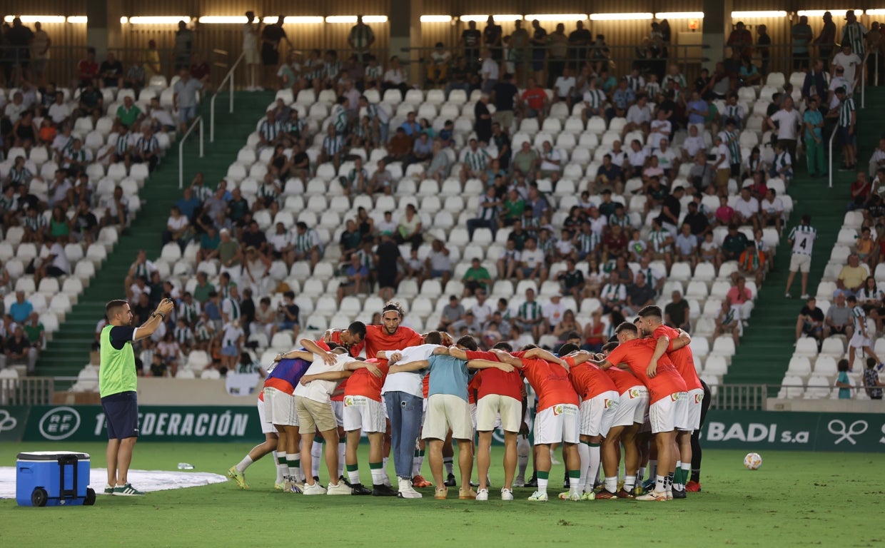 La plantilla del Córdoba minutos antes de debutar en Primera Federación