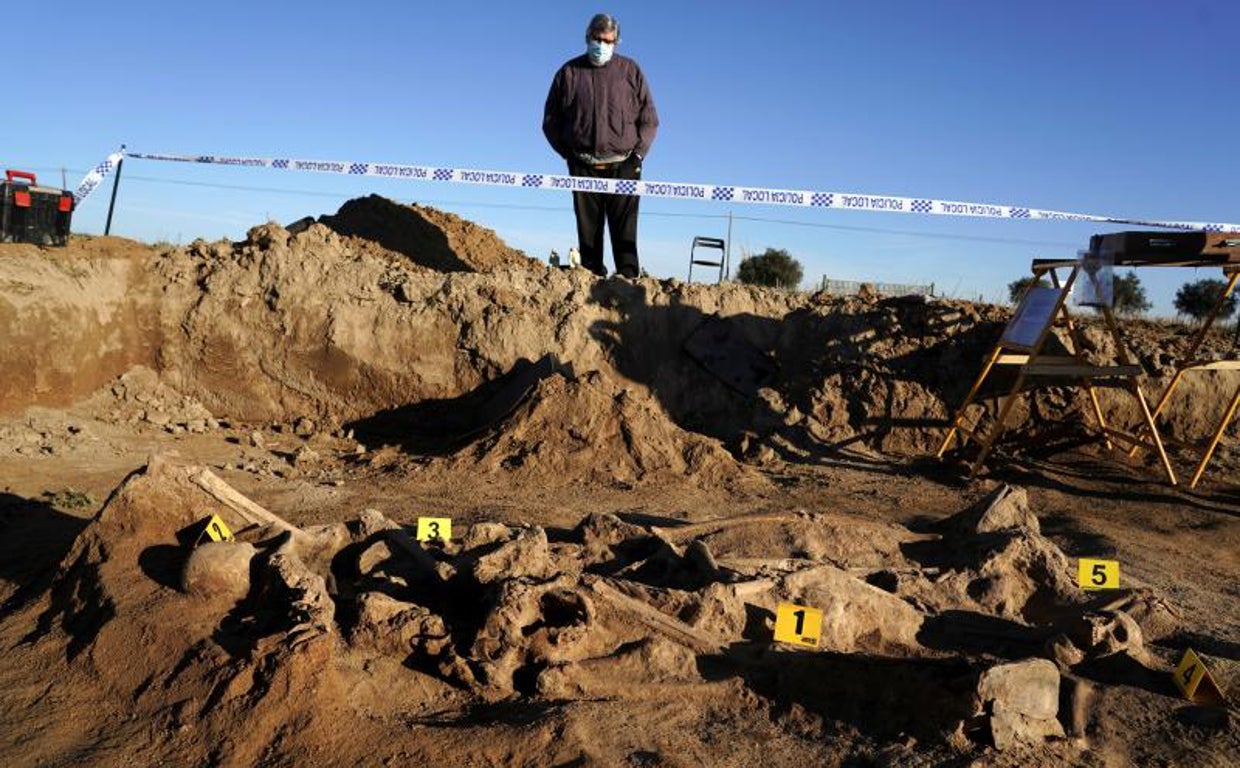 Trabajos arqueológicos de exhumación en una fosa de Recas (Toledo)