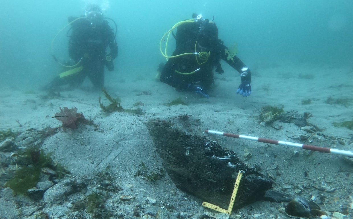 Buceadores indicando los restos del barco medieval localizado en Ribadeo