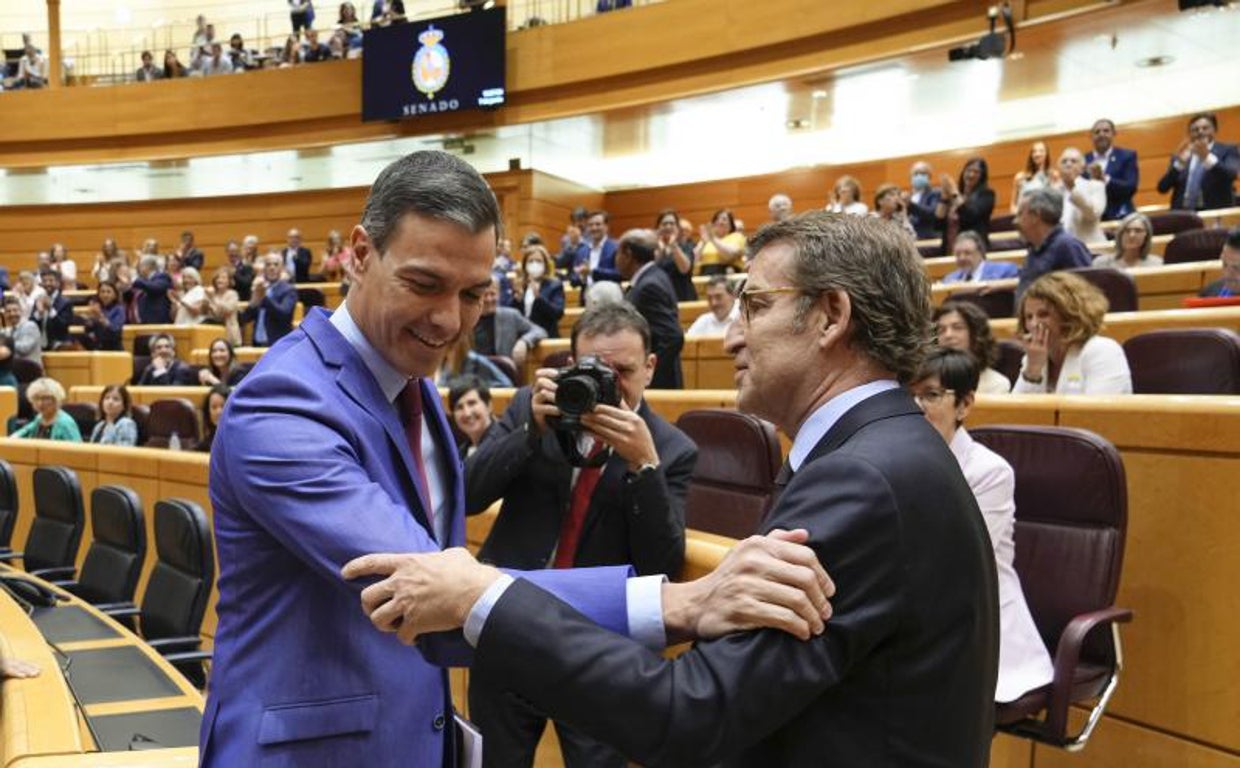 El presidente del Gobierno, Pedro Sánchez, y el líder de la oposición, Alberto Núñez Feijóo en el Senado - TAREKV